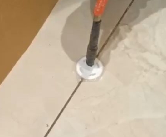 隆昌瓷砖空鼓维修公司专业解答瓷砖在铺贴过程中，如果没有涂抹均匀到位的粘结材料（如水泥砂浆或瓷砖胶），可能会导致以下问题