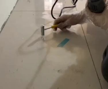 隆昌瓷砖开裂维修公司专业分享瓷砖在铺贴前如果没有沥干水分，将会导致以下问题